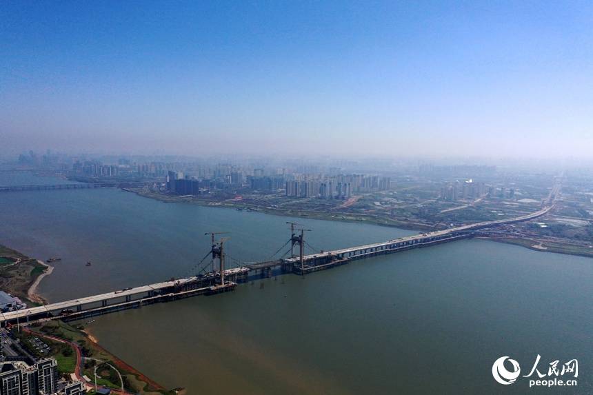江西南昌：大桥建设忙冲刺