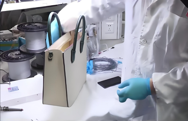 复旦大学科学家取得纤维电池 衣服背包为电子设备充电